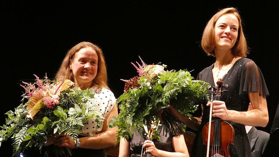 Christl Adolf (l., auf dem Foto mit Birgit Adolf) wurde für ihre Bearbeitung der Musik für die Schülerkonzerte geehrt. Christl Adolf (l., auf dem Foto mit Birgit Adolf) wurde für ihre Bearbeitung der Musik für die Schülerkonzerte geehrt.