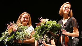 Christl Adolf (l., auf dem Foto mit Birgit Adolf) wurde für ihre Bearbeitung der Musik für die Schülerkonzerte geehrt.