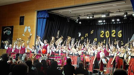 Finale furioso: Mit Standing Ovations quittierte ein begeistertes Publikum die Darbietung der Marktkapelle unter der Leitung von Georg Neumeier beim Neujahrskonzert in der Hopfenlandhalle.