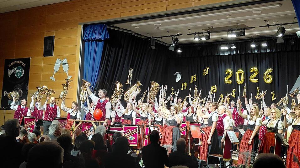 Finale furioso: Mit Standing Ovations quittierte ein begeistertes Publikum die Darbietung der Marktkapelle unter der Leitung von Georg Neumeier beim Neujahrskonzert in der Hopfenlandhalle.