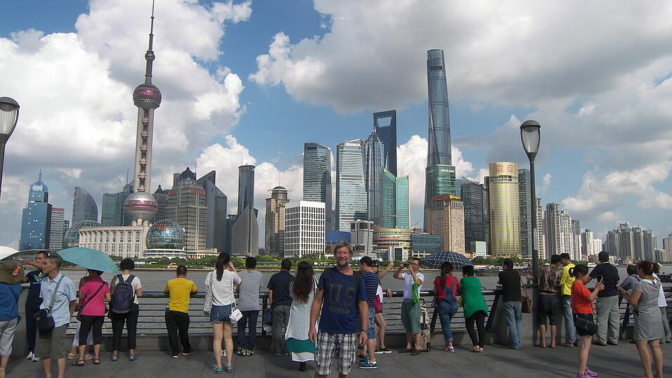 In China fast schon 'zu Hause': Der Wallkofener K&uuml;nstler vor der Skyline von Shanghai.