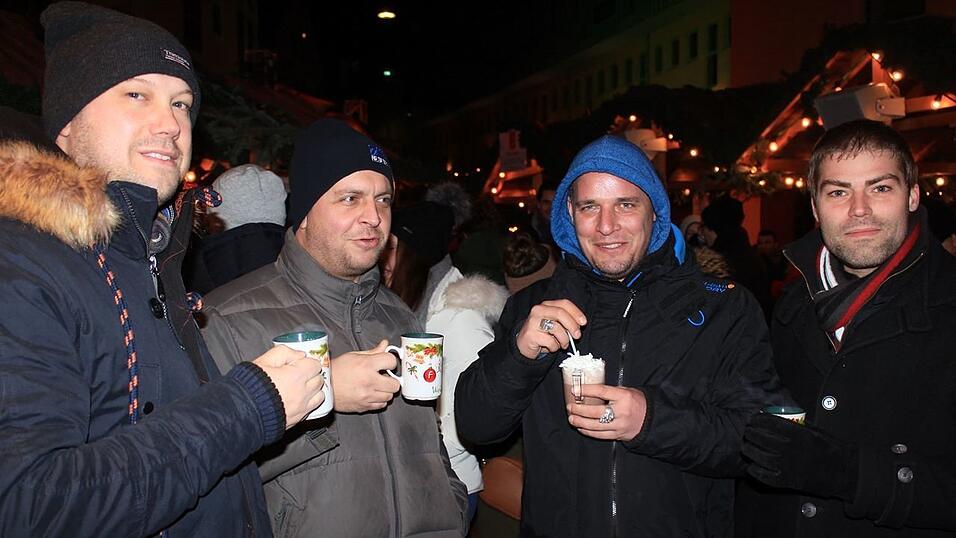 Der Christkindlmarkt und die Weihnachtspyramide geh&ouml;ren in der Adventszeit zu den beliebtesten Treffpunkten in Landshut.