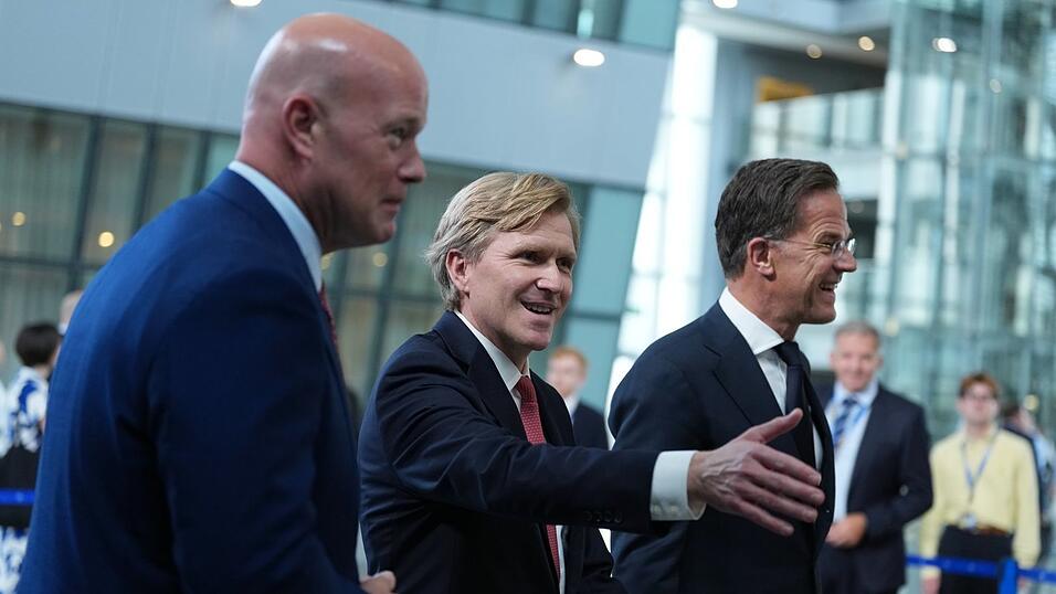 US-Verteidigungsstaatssekretär Elbridge Colby traf in Brüssel unter anderem Nato-Generalsekretär Mark Rutte (r) und US-Nato-Botschafter Matthew Whitaker. US-Verteidigungsstaatssekretär Elbridge Colby traf in Brüssel unter anderem Nato-Generalsekretär Mark Rutte (r) und US-Nato-Botschafter Matthew Whitaker.