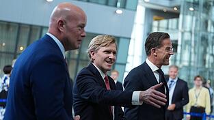 US-Verteidigungsstaatssekret&auml;r Elbridge Colby traf in Br&uuml;ssel unter anderem Nato-Generalsekret&auml;r Mark Rutte (r) und US-Nato-Botschafter Matthew Whitaker.