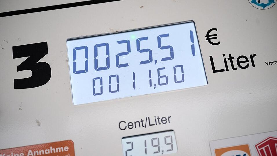 Seit Monaten sind hohe Preise für Benzin und Diesel eine Belastung für viele Verbraucher in Deutschland. (Archivbild) Seit Monaten sind hohe Preise für Benzin und Diesel eine Belastung für viele Verbraucher in Deutschland. (Archivbild)