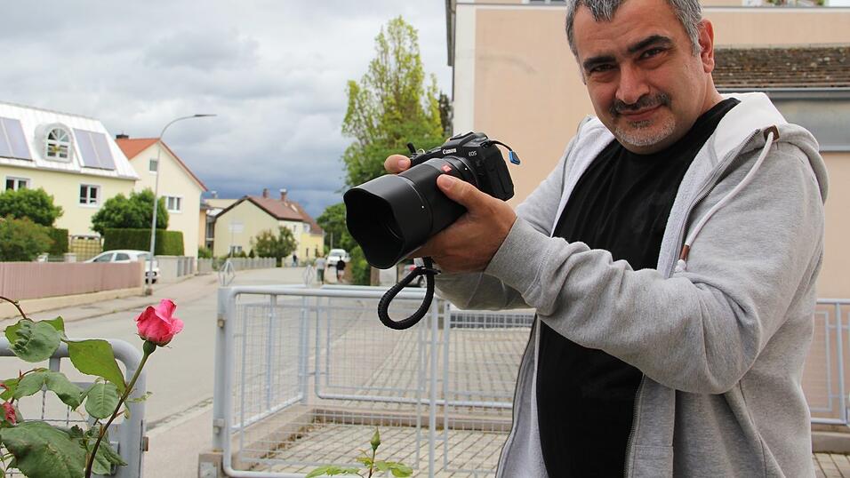 Ob Rose oder Sonnenuntergang: Oktay Sancak fotografiert mit seiner Kamera, was ihm vor die Linse kommt. Besonders interessiert er sich jedoch für alte Fotos aus Landau und Umgebung. Seine Sammlung ist beträchtlich. Ob Rose oder Sonnenuntergang: Oktay Sancak fotografiert mit seiner Kamera, was ihm vor die Linse kommt. Besonders interessiert er sich jedoch für alte Fotos aus Landau und Umgebung. Seine Sammlung ist beträchtlich.
