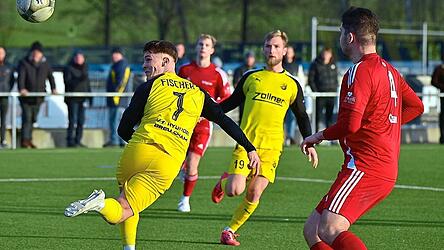 Technisch versierte Fußballspieler fühlen sich auf ebenen Kunstrasenplätzen besonders wohl. Das gilt auch für Benedikt Fischer (in Gelb, Nummer sieben), der hier versucht, den Ball mit der Hacke zu spielen. Sein Verein, die DJK Vilzing (Landkreis Cham), kämpft in der Regionalliga Bayern - etwa bei schlechtem Wetter - auf Plastik um Punkte. Anlage am Huthgarten ist eine von insgesamt 17 Kunstrasenfeldern in der Oberpfalz. Technisch versierte Fußballspieler fühlen sich auf ebenen Kunstrasenplätzen besonders wohl. Das gilt auch für Benedikt Fischer (in Gelb, Nummer sieben), der hier versucht, den Ball mit der Hacke zu spielen. Sein Verein, die DJK Vilzing (Landkreis Cham), kämpft in der Regionalliga Bayern - etwa bei schlechtem Wetter - auf Plastik um Punkte. Anlage am Huthgarten ist eine von insgesamt 17 Kunstrasenfeldern in der Oberpfalz.
