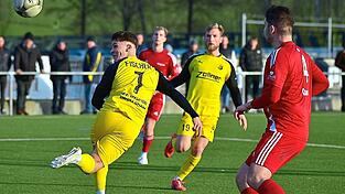 Technisch versierte Fu&szlig;ballspieler f&uuml;hlen sich auf ebenen Kunstrasenpl&auml;tzen besonders wohl. Das gilt auch f&uuml;r Benedikt Fischer (in Gelb, Nummer sieben), der hier versucht, den Ball mit der Hacke zu spielen. Sein Verein, die DJK Vilzing (Landkreis Cham), k&auml;mpft in der Regionalliga Bayern - etwa bei schlechtem Wetter - auf Plastik um Punkte. Anlage am Huthgarten ist eine von insgesamt 17 Kunstrasenfeldern in der Oberpfalz.