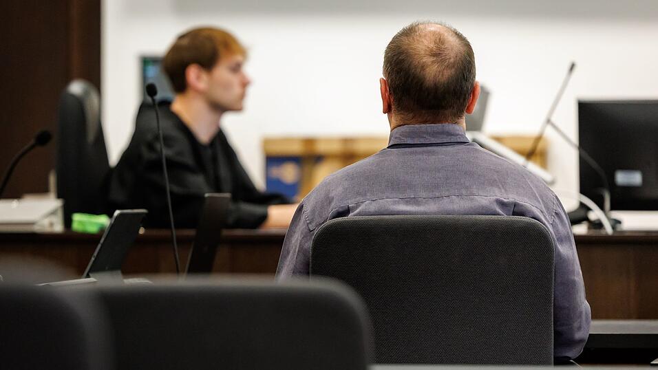 Die Generalstaatsanwaltschaft wirft dem 53-Jährigen aus Mittelfranken (Rückansicht) 95 Taten vor. Die Generalstaatsanwaltschaft wirft dem 53-Jährigen aus Mittelfranken (Rückansicht) 95 Taten vor.