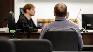 Die Generalstaatsanwaltschaft wirft dem 53-Jährigen aus Mittelfranken (Rückansicht) 95 Taten vor. Die Generalstaatsanwaltschaft wirft dem 53-Jährigen aus Mittelfranken (Rückansicht) 95 Taten vor.