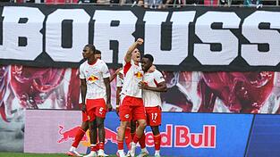 Ridle Baku (r-l, RB Leipzig) jubelt über seinen 1:0-Führungstreffer mit Brajan Gruda und Ezechiel Banzuzi. Ridle Baku (r-l, RB Leipzig) jubelt über seinen 1:0-Führungstreffer mit Brajan Gruda und Ezechiel Banzuzi.