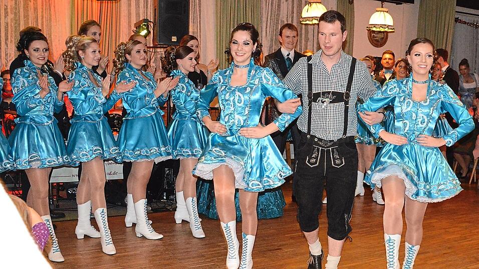 Sch&uuml;tzenk&ouml;nig Robert Senger holte sich in Begleitung zweier charmanter Gardem&auml;dchen einen Orden ab.