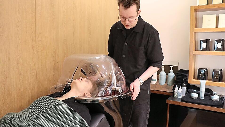 Der Salon Senseason, in dem Felix Hirsch (rechts) arbeitet, hat sich vor Kurzem das Dampfger&auml;t 'Vapomist' angeschafft, mit dem die Mikrodampfbehandlung durchgef&uuml;hrt werden kann.