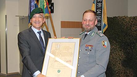 Bataillonskommandeur Oberstleutnant Sean Papendorf (r.) &uuml;berreicht Landrat Ronny Raith die Urkunde und ernennt ihn zum Ehrengrenadier.