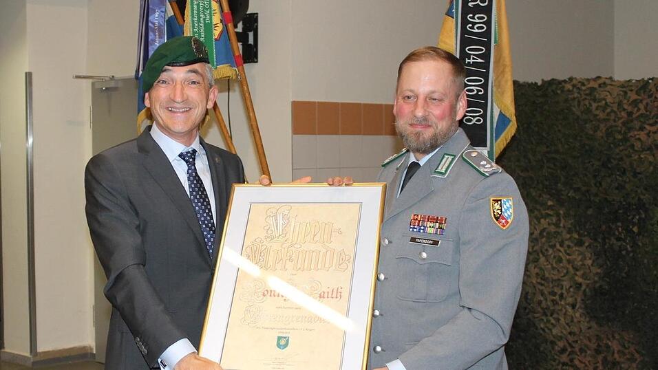 Bataillonskommandeur Oberstleutnant Sean Papendorf (r.) &uuml;berreicht Landrat Ronny Raith die Urkunde und ernennt ihn zum Ehrengrenadier.