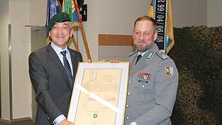 Bataillonskommandeur Oberstleutnant Sean Papendorf (r.) &uuml;berreicht Landrat Ronny Raith die Urkunde und ernennt ihn zum Ehrengrenadier.