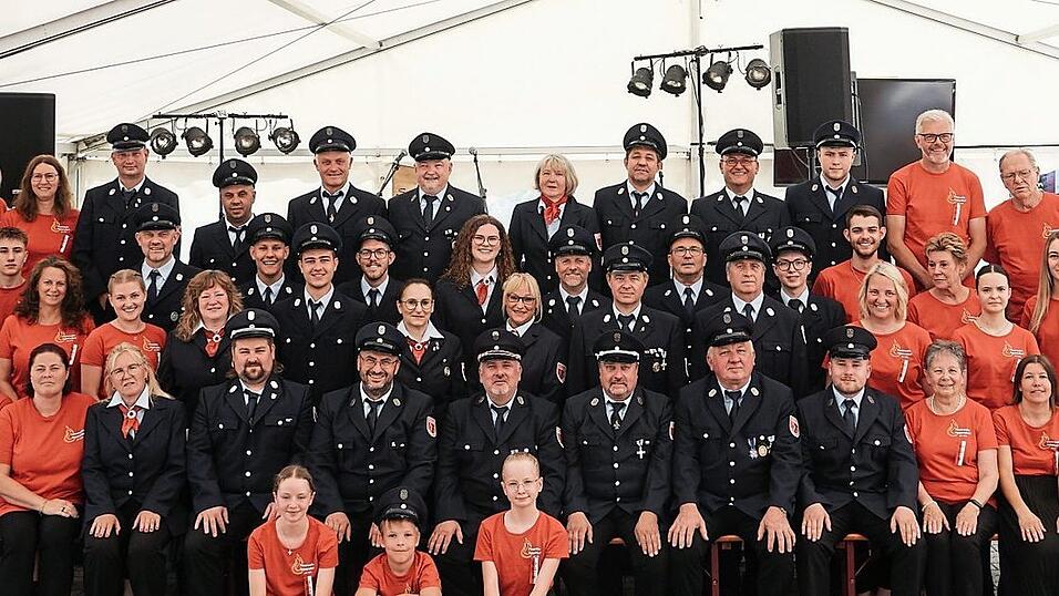 Die Feuerwehrgemeinde feierte 150 Jahre Dienst für ihre Mitmenschen. Die Feuerwehrgemeinde feierte 150 Jahre Dienst für ihre Mitmenschen.