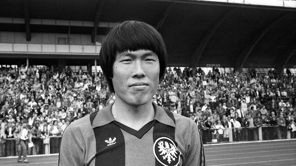 Der Südkoreaner Bum-kun Cha bestritt 308 Bundesliga-Partien für Darmstadt, Frankfurt und Leverkusen. Dabei gelangen ihm 98 Treffer. Der Südkoreaner Bum-kun Cha bestritt 308 Bundesliga-Partien für Darmstadt, Frankfurt und Leverkusen. Dabei gelangen ihm 98 Treffer.