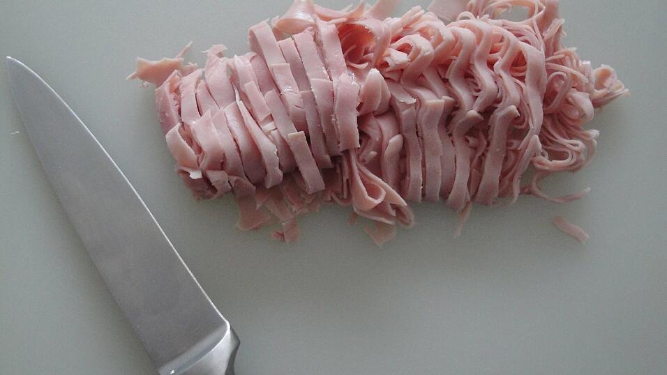 Schinken in feine Streifen schneiden.