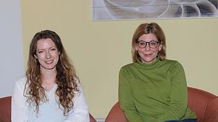 Die Initiatorin Lisa Dally (l.) mit Martina Laue von der Selbsthilfekontaktstelle Landau freuen sich über die erste Selbsthilfegruppe Endometriose in Niederbayern.