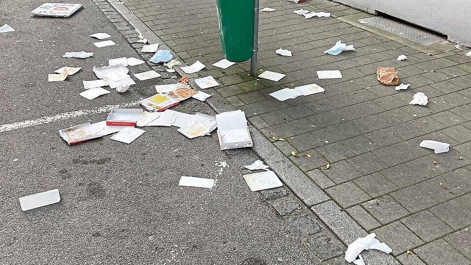 Fast-Food-Schachteln liegen achtlos in der Rosengasse rund um einen Mülleimer. Fast-Food-Schachteln liegen achtlos in der Rosengasse rund um einen Mülleimer.