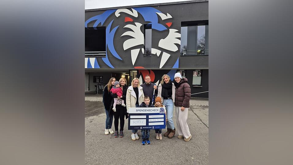 Bei der Spendenübergabe: der kleine Damien (vorne) mit seinen Schwestern Kinga und Hayley (links), Mama Elisabeth (3.v.l.), Papa Benjamin sowie den Spielerfrauen (v.l.) Tanja Brandt, Pia Davis und Breena McKennzie sowie der kleinen Leonie Bei der Spendenübergabe: der kleine Damien (vorne) mit seinen Schwestern Kinga und Hayley (links), Mama Elisabeth (3.v.l.), Papa Benjamin sowie den Spielerfrauen (v.l.) Tanja Brandt, Pia Davis und Breena McKennzie sowie der kleinen Leonie