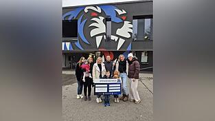 Bei der Spenden&uuml;bergabe: der kleine Damien (vorne) mit seinen Schwestern Kinga und Hayley (links), Mama Elisabeth (3.v.l.), Papa Benjamin sowie den Spielerfrauen (v.l.) Tanja Brandt, Pia Davis und Breena McKennzie sowie der kleinen Leonie