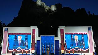 Trump vor ber&uuml;hmter Kulisse.