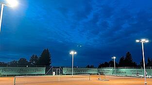 Mit der neuen LED-Flutlichtanlage ist die Tennisanlage des TSV Altfraunhofen für die kommenden Jahre bestens aufgestellt. Mit der neuen LED-Flutlichtanlage ist die Tennisanlage des TSV Altfraunhofen für die kommenden Jahre bestens aufgestellt.