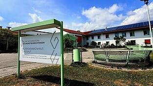 Die Geschädigte und ihre 32-jährige Zimmergenossin waren im Bezirkskrankenhaus mehrere Wochen zusammen untergebracht. Die Geschädigte und ihre 32-jährige Zimmergenossin waren im Bezirkskrankenhaus mehrere Wochen zusammen untergebracht.