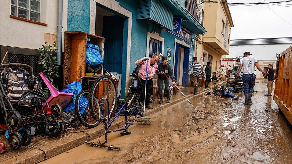 Die schweren Unwetter forderten insgesamt fünf Menschenleben. Die schweren Unwetter forderten insgesamt fünf Menschenleben.