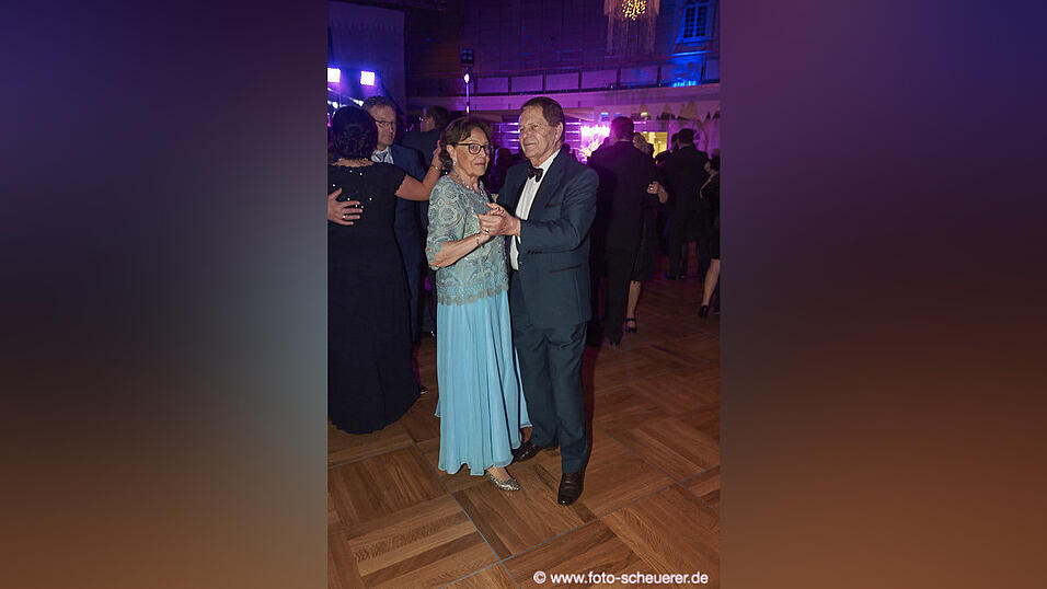 Die Metzgerzunft hat am Samstagabend in die Joseph-von-Fraunhofer-Halle eingeladen. Die Metzgerzunft hat am Samstagabend in die Joseph-von-Fraunhofer-Halle eingeladen.