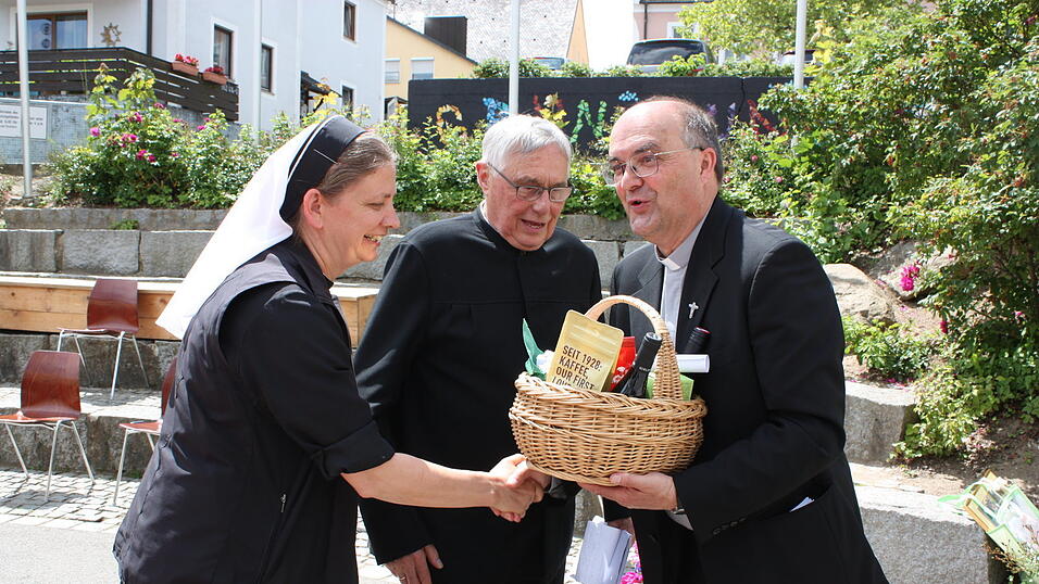 Pfarrer Adolf Schöls überreicht an Schwester Marion und Bruder Philippus einen Geschenkkorb und eine Geldspende. Pfarrer Adolf Schöls überreicht an Schwester Marion und Bruder Philippus einen Geschenkkorb und eine Geldspende.