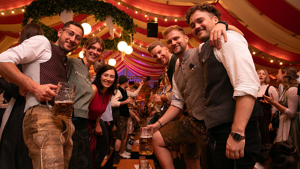 Partystimmung im Hahn-Zelt. 
