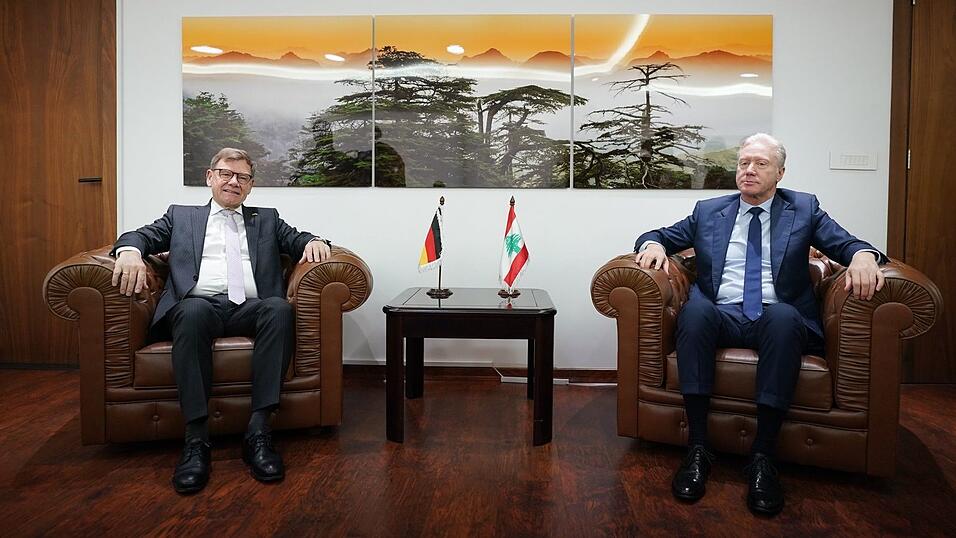 Außenminister Johann Wadephul (l, CDU) setzt seine Nahostreise im Libanon fort. In der Hauptstadt Beirut traf er seinen Amtskollegen Jussef Radschi. Unter anderem geht es um die Entwaffnung der Schiiten-Miliz Hisbollah. Außenminister Johann Wadephul (l, CDU) setzt seine Nahostreise im Libanon fort. In der Hauptstadt Beirut traf er seinen Amtskollegen Jussef Radschi. Unter anderem geht es um die Entwaffnung der Schiiten-Miliz Hisbollah.