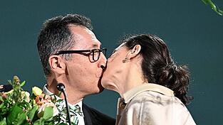 Cem &Ouml;zdemir k&uuml;sst seine Frau Flavia Zaka. Der Gr&uuml;nen-Spitzenkandidat hat bei der Landtagswahl triumphiert.