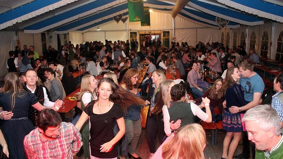 Die besten Bilder vom Wein- und Wei&szlig;bierfest des Burschenvereins Arth und der M&auml;dchengruppe.