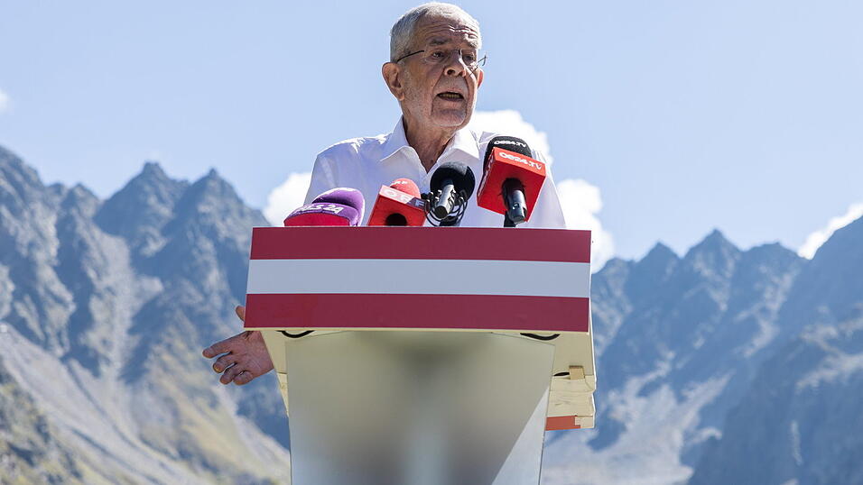 Amtsinhaber Alexander Van der Bellen ist der aussichtsreichste Kandidat für die österreichische Bundespräsidentenwahl. Amtsinhaber Alexander Van der Bellen ist der aussichtsreichste Kandidat für die österreichische Bundespräsidentenwahl.