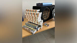 Insgesamt 8.600 Zigaretten hat der Landshuter Zoll bei einer Kontrolle auf der A3 im Landkreis Deggendorf sichergestellt.