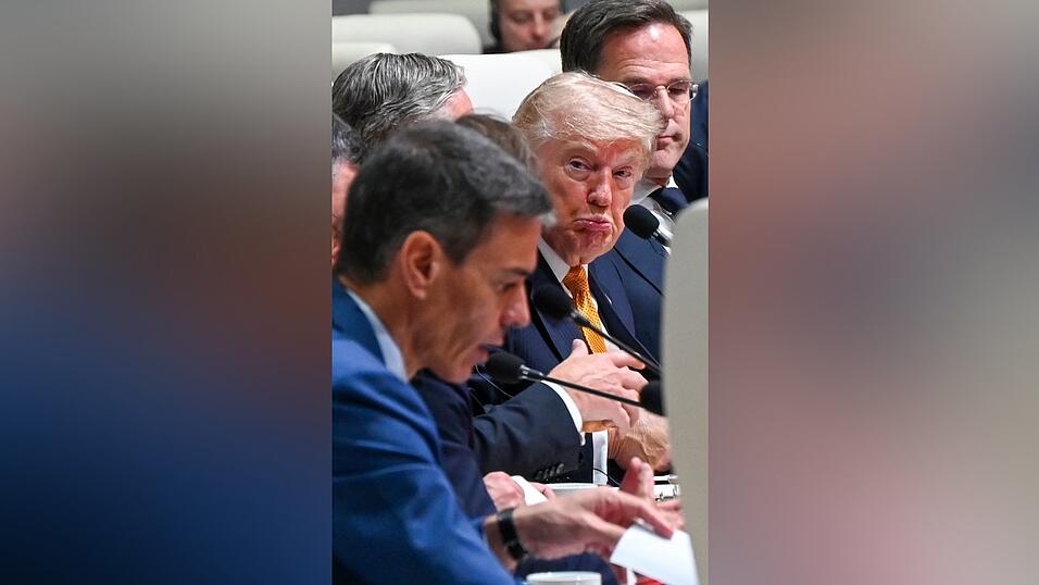 Zustimmung sieht anders aus: US-Präsident Donald Trump schaut skeptisch, während Spaniens Regierungschef Pedro Sánchez auf dem Nato-Gipfel in Ankara spricht. Zustimmung sieht anders aus: US-Präsident Donald Trump schaut skeptisch, während Spaniens Regierungschef Pedro Sánchez auf dem Nato-Gipfel in Ankara spricht.