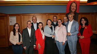 Claudia Neumayer (SPD, von links), BRK-Kreisgeschäftsführer Björn Heinrich, Bruno Lehmeier (SPD), Andrea Diermaier (SPD), Carolin Wagner (SPD), Oberpfälzer Polizeipräsident Robert Fuchs, Christiane Feichtmeier (SPD), Kreisbrandrat Hans Bornschlegl, OB Thomas Burger und Silvia Gross (SPD). Claudia Neumayer (SPD, von links), BRK-Kreisgeschäftsführer Björn Heinrich, Bruno Lehmeier (SPD), Andrea Diermaier (SPD), Carolin Wagner (SPD), Oberpfälzer Polizeipräsident Robert Fuchs, Christiane Feichtmeier (SPD), Kreisbrandrat Hans Bornschlegl, OB Thomas Burger und Silvia Gross (SPD).