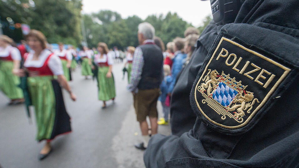 Die Polizei sieht sich rund um das G&auml;ubodenvolksfest oft mit den kuriosesten Begebenheiten konfrontiert.