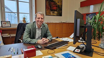 B&uuml;rgermeister Matthias Kohlmayer - hier an seinem Schreibtisch im Rathaus - blickt trotz zunehmender Herausforderungen positiv&nbsp;in die Zukunft der Stadt Landau.