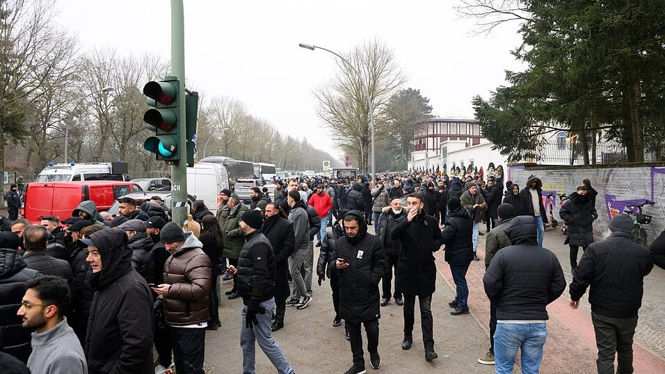 Zahlreiche Besucher kommen nach dem Trauergebet vor der Beerdigung eines 62-J&auml;hrigen aus der Neuk&ouml;llner Sehitlik-Moschee.