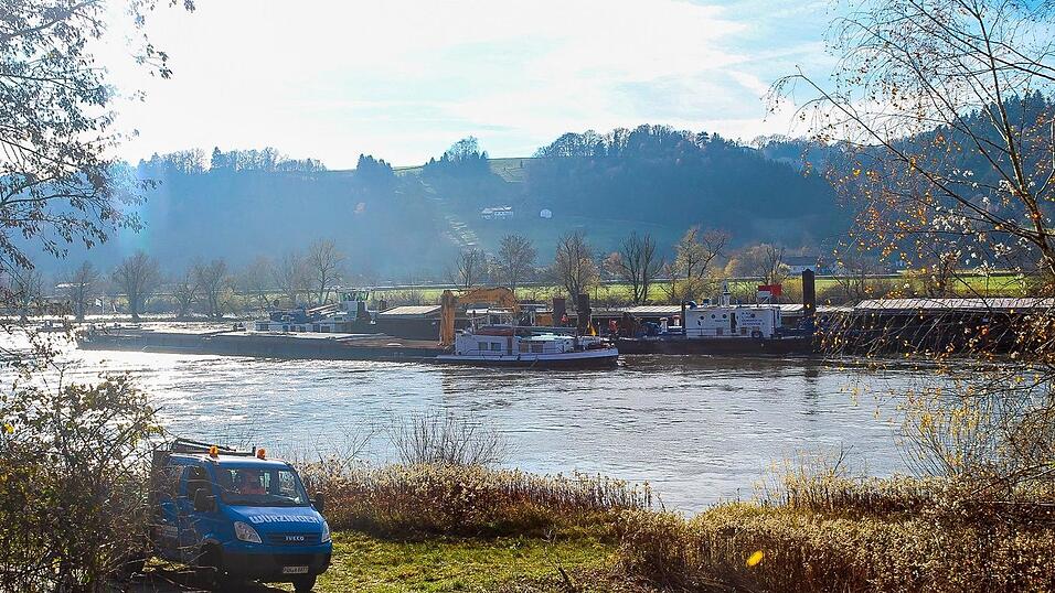 Für mehrere Stunden ging wegen der Bergungsmaßnahmen nichts mehr auf der Donau. Für mehrere Stunden ging wegen der Bergungsmaßnahmen nichts mehr auf der Donau.