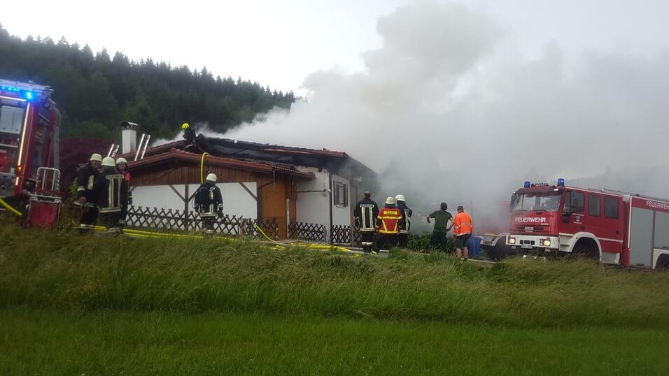 In einem Patersdorfer Ortsteil hat ein Blitz ein Wohnhaus entzündet.