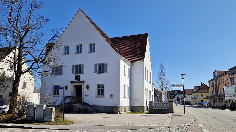 Das Amtsgericht Landau: Ein 19-jähriger Dingolfinger musste sich hier am Mittwoch unter anderem wegen Körperverletzung verantworten. Das Amtsgericht Landau: Ein 19-jähriger Dingolfinger musste sich hier am Mittwoch unter anderem wegen Körperverletzung verantworten.