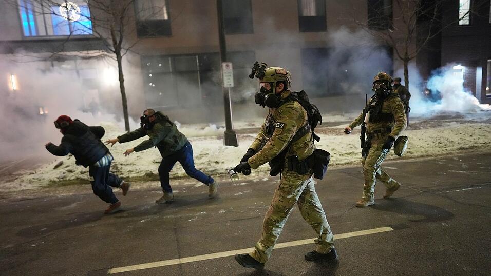 US-Bundesagenten versuchen Demonstranten in Minneapolis zu vertreiben.