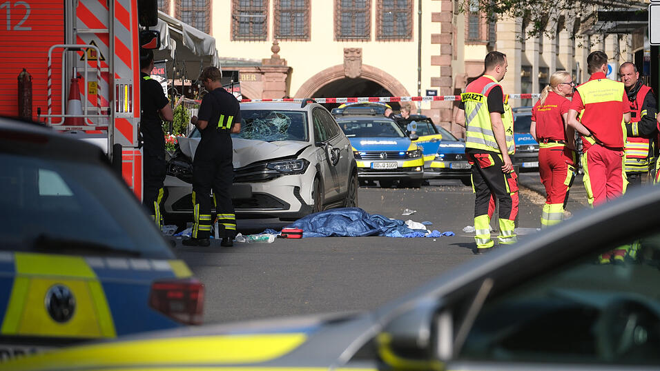 In Leipzig ist ein Auto in mehrere Menschen gefahren. Nach Angaben der Polizei gibt es mehrere Verletzte.