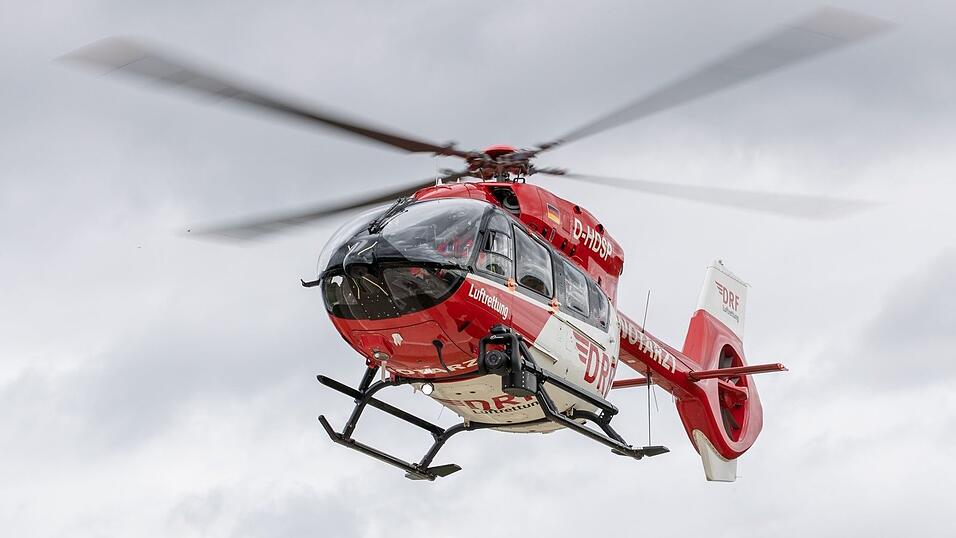 Ein Rettungshubschrauber bringt den Jungen in ein Krankenhaus. (Symbolbild)